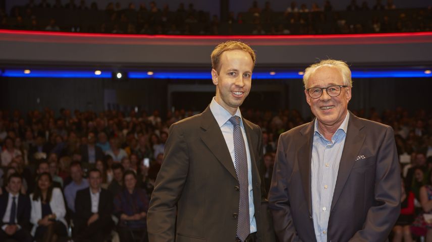 Im voll besetzten Kursaal in Bern wurde Federico Iseppi (links) von Dr. Urs Prochinig, einem Mitglied der Prüfungskommission für seine aussergewöhnliche Leistung honoriert. (Foto: Armin Grässl)