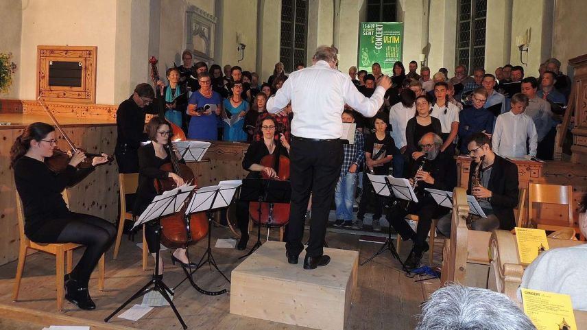 Il cor ad hoc culs scolars ed instrumentalists han satisfat al concert a Sent (fotografia: Benedict Stecher).