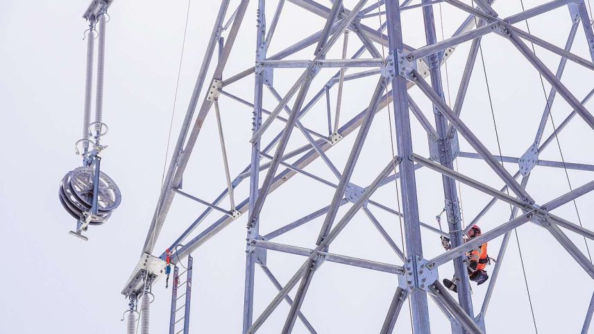 Die Spezialisten der Freileitungsbaufirma Kummler & Matter bei ihrer anspruchsvollen Arbeit in schwindelerregenden Höhen von bis zu 70 Metern. Foto: Jon Duschletta