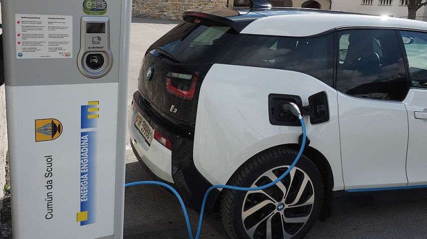 L’EE-Energia Engiadina procura eir per la mobilità electrica illa regiun cun staziuns per chargiar l’auto electronic. (fotografia: Domenic Bott, EE)