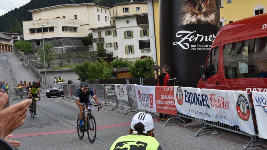 Mit weniger als einer Sekunde Vorsprung gewinnt Lipowitz den Engadin Radmarathon. (Foto: Jan Schlatter)