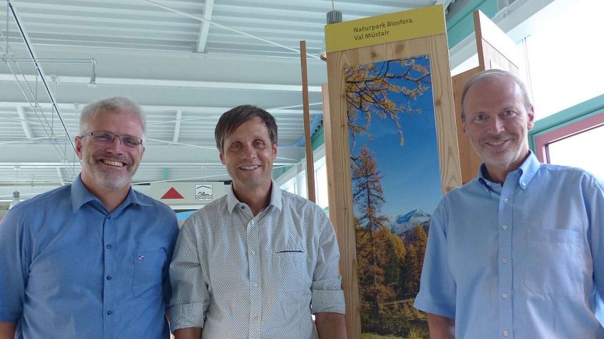 Ruedi Haller, David Spinnler e Philipp Gunzinger (da schnestra) al principi da l’exposiziun, la quala cumainza cul Parc da natüra Biosfera Val Müstair. (fotografia: Flurin Andry)