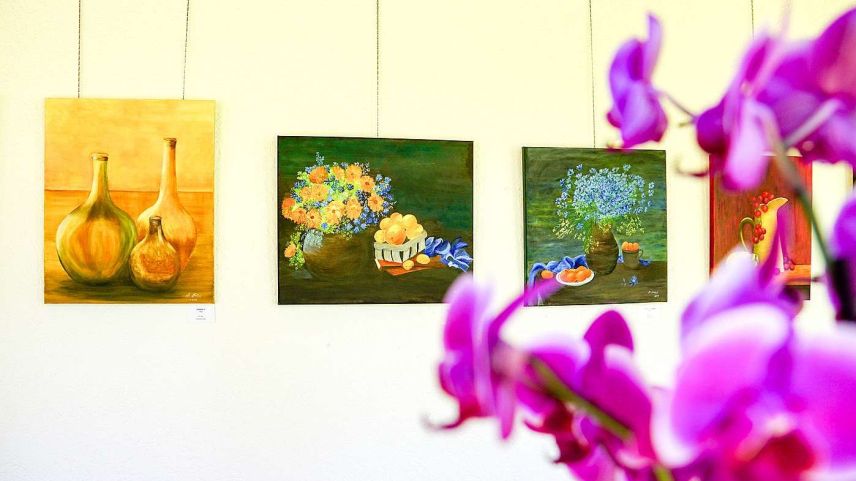 Blick in die farbenfrohe Bilderausstellung von sieben Künstlerinnen im Heilbadzentrum in St. Moritz, in welcher Blumensujets dominieren. Foto: Jon Duschletta