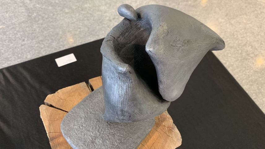 «Beflügelt», Skulptur aus Mangan-Ton von Gisela Gredig