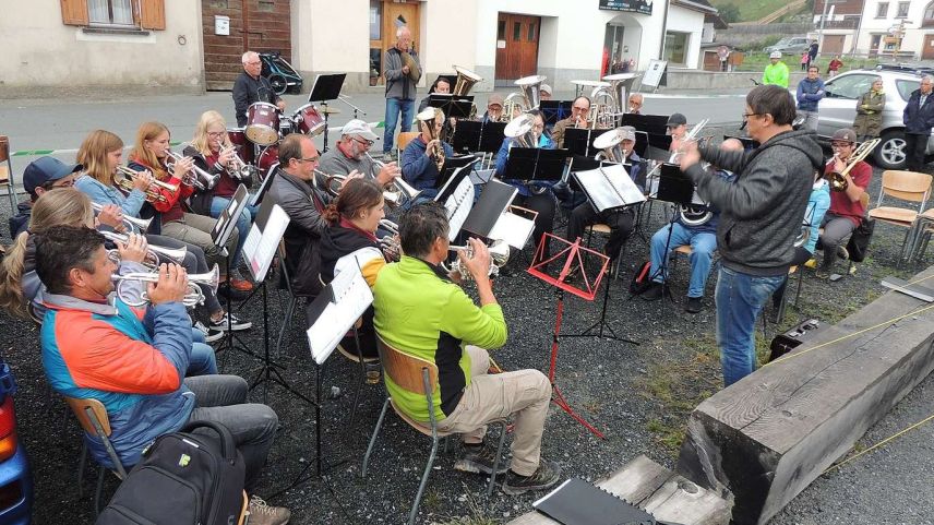 La Società da musica da Ftan cun lur dirigent Jon Armon Strier sülla plazza da cumün. (fotografia: Benedict Stecher)