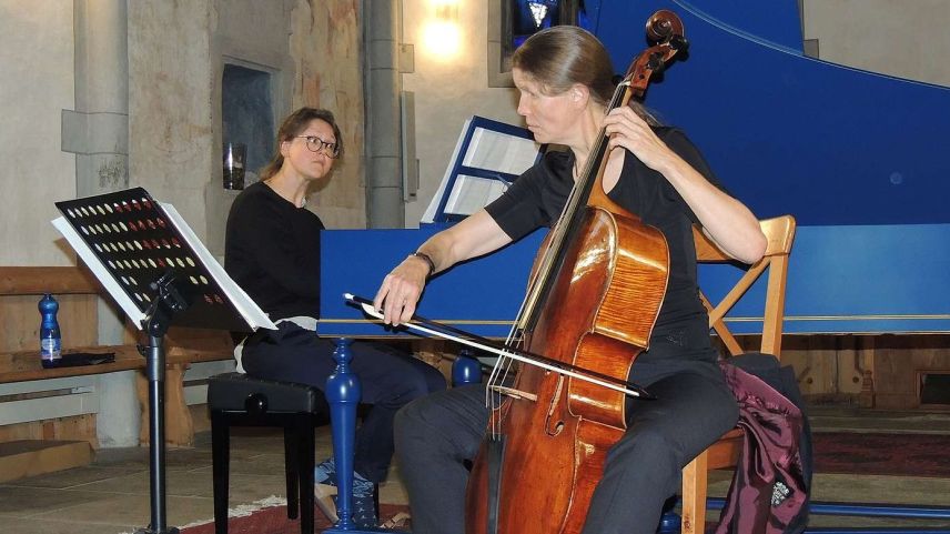 Kristin von der Goltz (a schnestra) e Johanna Soller han concertà a Scuol. (fotografia: Benedict Stecher)