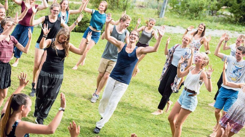 Das Tanzlager mit Benedikt Lux (Bildmitte) in Avrona zählt über 100 Teilnehmerinnen und Teilnehmer. 	Foto: Mayk Wendt