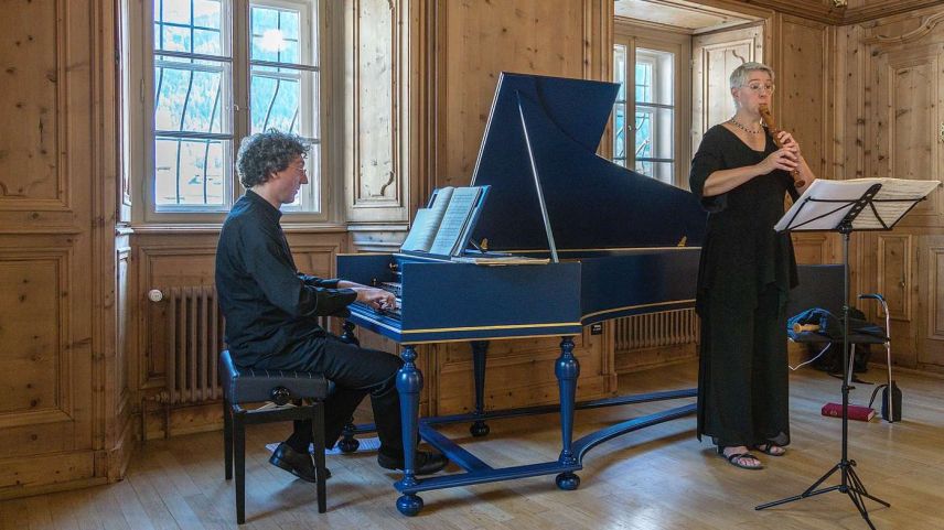 Das Kammermusikduo Léon Berben (Cembalo) und Saskia Fikentscher (Flöten) begeisterte am Donnerstag im Schloss Planta-Wildenberg in Zernez mit «hochbarocker Leidenschaft». Foto: Jon Duschletta