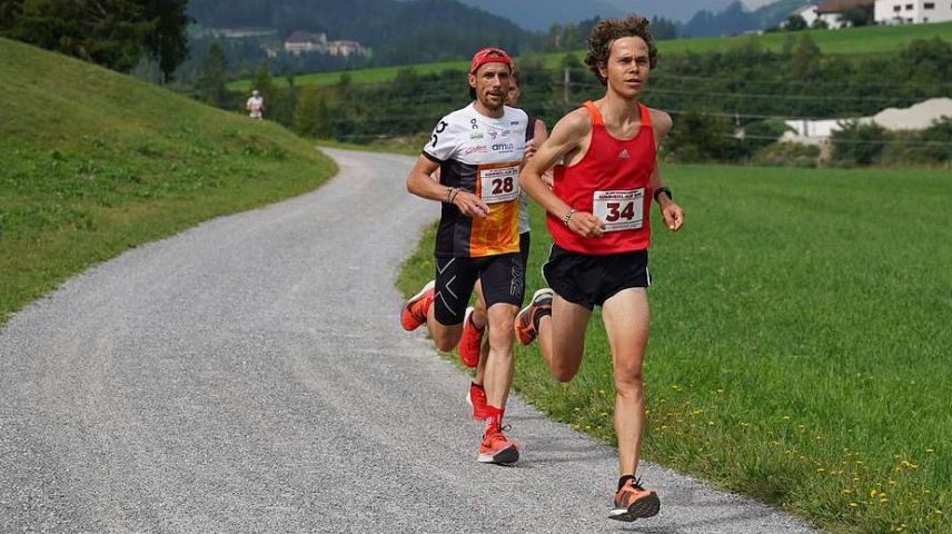 Rund 120 Läufer haben am Unterengadiner Sommerlauf teilgenommen. Gewonnen hat Geronimo von Wartburg (rechts). (Foto: Foto Taisch,Scuol)
