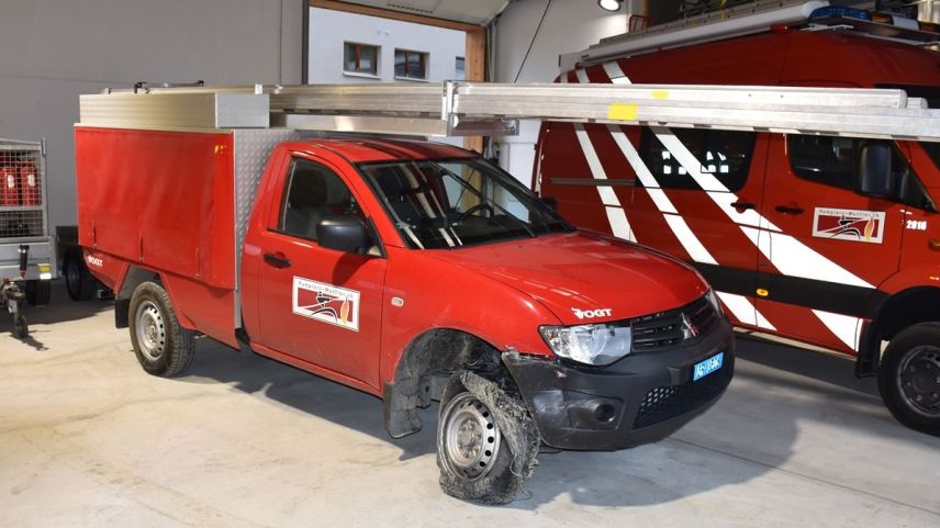 Das beschädigte Fahrzeug der Feuerwehr in Ramosch. Foto: Kantonspolizei