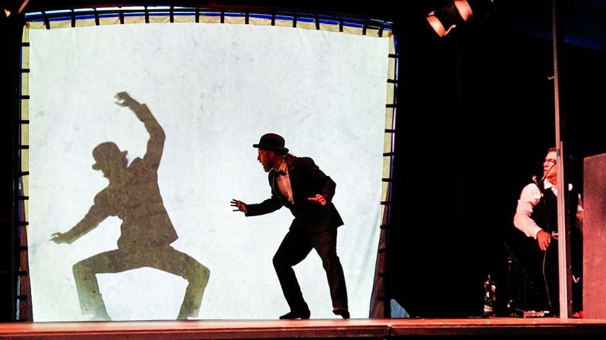 Szene aus dem surrealen Stück «Lampedame» des Stradini Theaters. Foto: Jon Duschletta