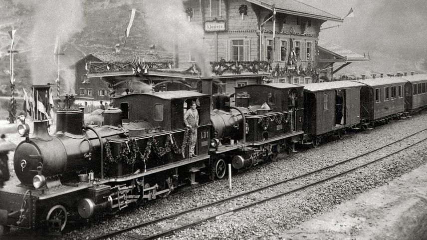 Die «Rhätia» bei ihrer ersten Ankunft beim Bahnhof Klosters. Foto: z. Vfg Standeskanzlei Graubünden