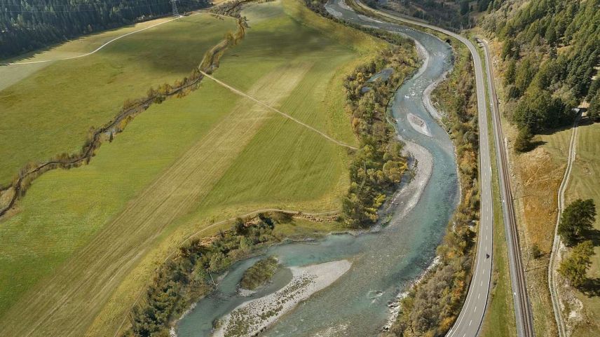 Das Projekt sieht vor, die Kantonsstrasse zum bestehenden RhB-Trassee hin zu verlegen und auch dem Inn ein neues, aufgeweitetes und dynamisch fliessendes Flussbett zu schaffen. Visualisierung:  P. Rey, Hydra AG