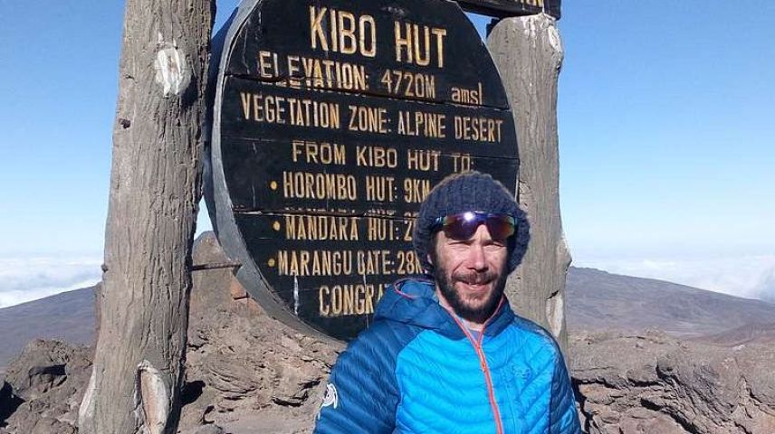 In viadi sül Kilimandscharo: Curdin Caspescha da Strada pro la chamonna Kibo, sün 4700 meters sur mar. (fotografia: mad)