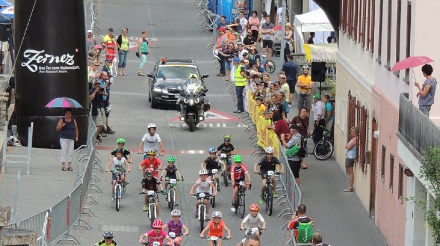 Kurz nach dem Start, beim ersten Aufstieg, geben die Kinder bereits Gas. Foto: Benedict Stecher.