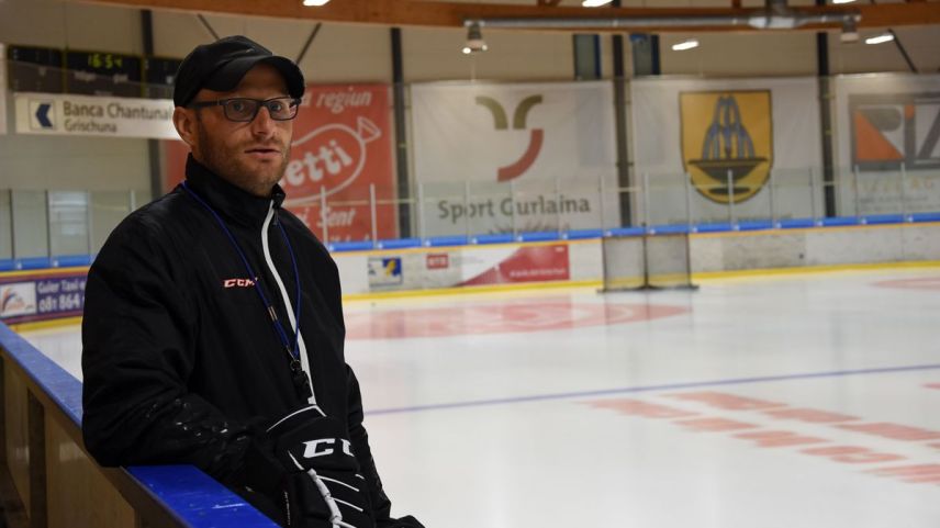 Der neue Trainer des CdH Engiadina, Benjamin Wunderer, wartet auf die jüngsten Kinder der eigenen Eishockeyschule in Scuol (Foto: Nicolo Bass).