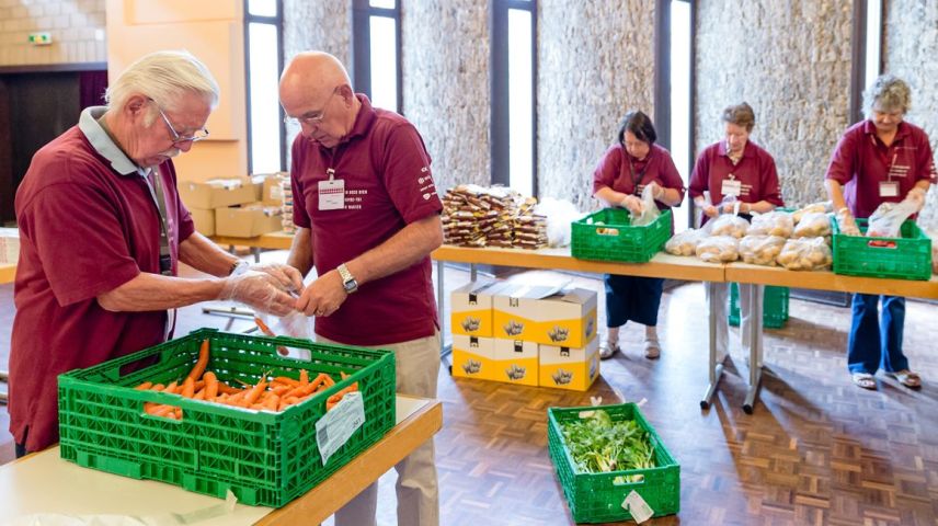 Passa 3000 voluntaris lavuran per l’organisaziun «Tischlein deck dich».  (fotografia: Matthias Käser)