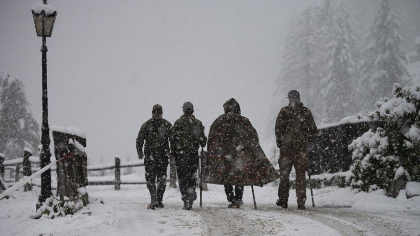 Vier Jäger im Schneetreiben in S-charl. Foto: Mayk Wendt