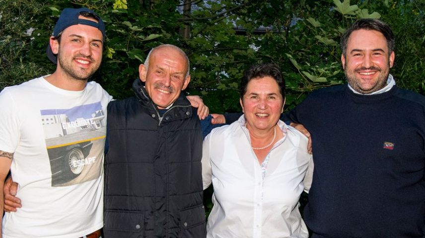 La famiglia Weingart-Tscharner ha invidà a Susch a la festa da giubileum 10 ons «Gravacultura». (fotografia: Rolf Canal)
