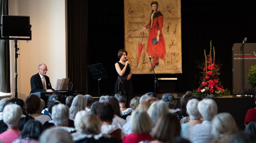  Die Sängerin Martina Hug und der Pianist Risch Biert begleiteten die Feier mit aufmüpfigen und tiefsinnigen Liedern aus Frauensicht. Foto: z.Vfg