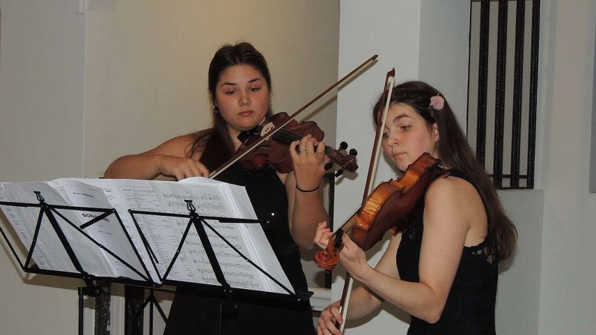 A Nairs ha gnü lö ün dals concerts dal Festival da musica classica Piz Amalia. (fotografia: Benedict Stecher)