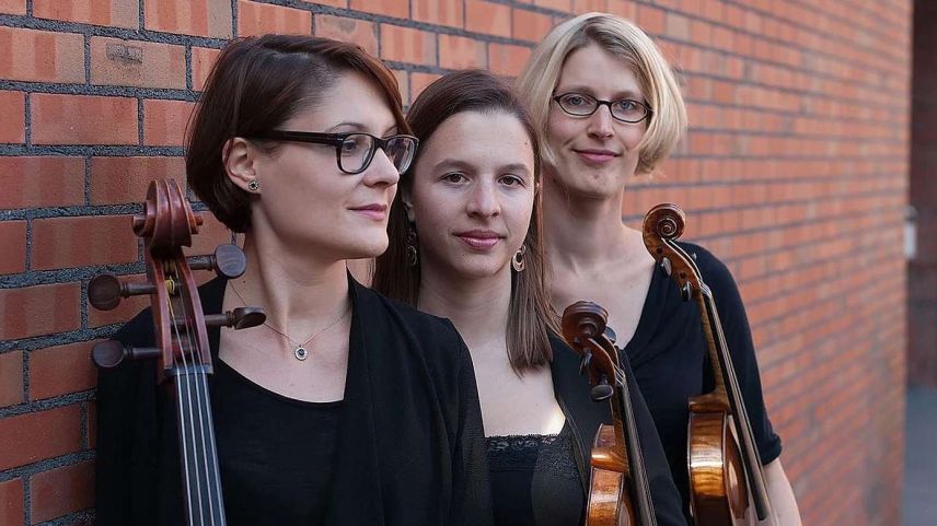 Cristina Janett, Flurina Sarott e Delaja Mösinger (da suotinsü). (fotografia: mad)