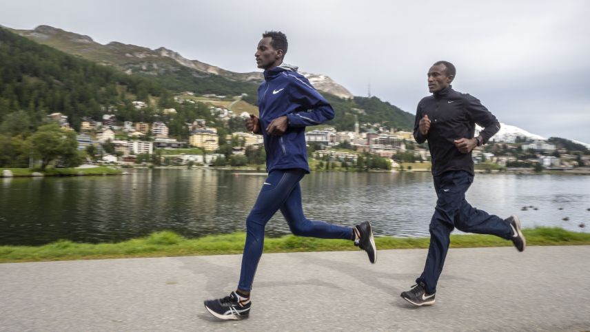 Zwei Langstreckenläufer unterwegs in St. Moritz: Neda Muleta (links) und Tolossa Chengere.