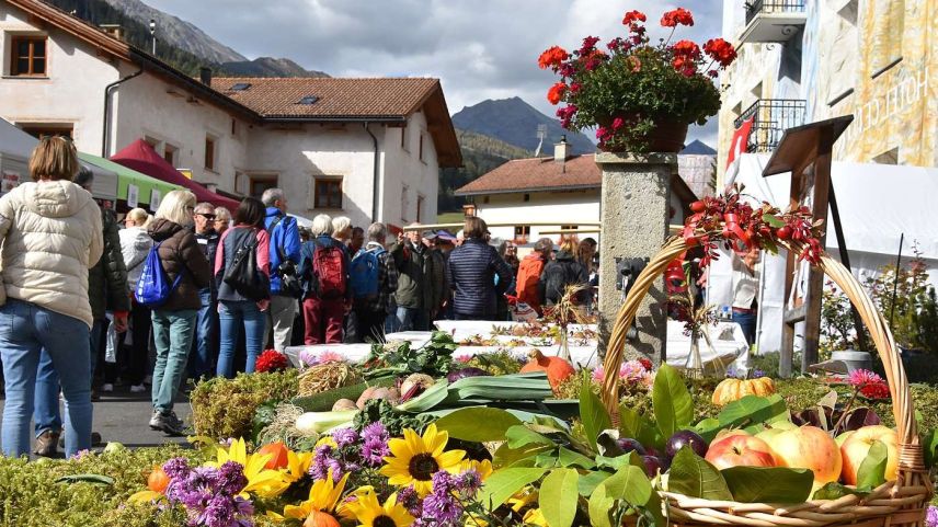 Dürant la festa da la racolta a Valchava vain ingon tematisà eir il prüm decenni dal cumün da Val Müstair (fotografia: Nicolo Bass).