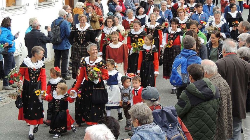 Raduond 5000 visitaduors han giodü la festa da la racolta in Val Müstair cul grond cortegi tras Valchava (fotografia: Benedict Stecher).
