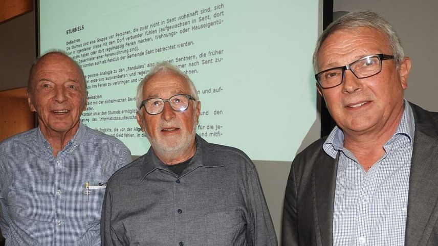Heinz Zürcher, Ruedi Wenger e Christian Fanzun (da schnestra) pro l’inscunter dals «Sturnels» a Sent (fotografia: Annatina Filli).