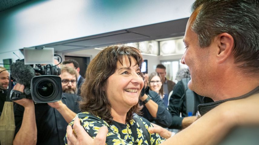 So sieht eine Siegerin aus: Anna Giacometti nimmt die Gratulationen von Standespräsident Alessandro della Vedova zu ihrer Wahl in den Nationalrat entgegen. Foto: Daniel Zaugg