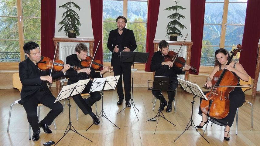 Il Stradivari Quartett cul tenor Michael Mogl (immez) (fotografia: Benedict Stecher).