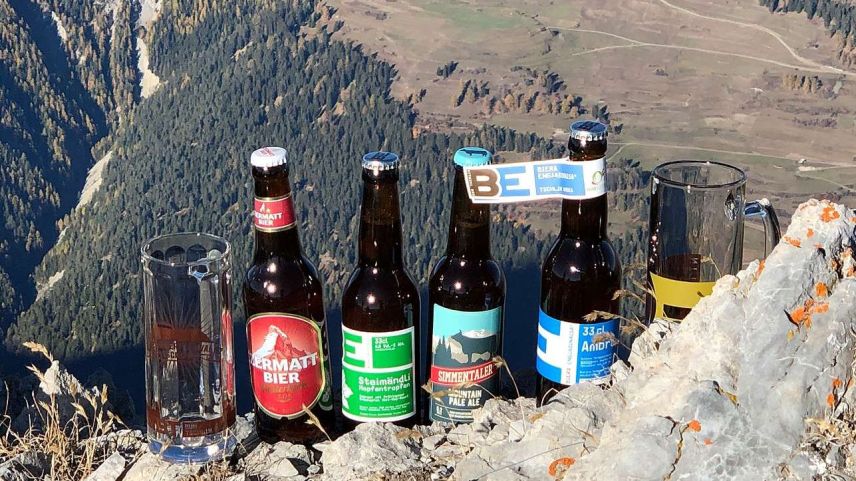 25 differentas bieras as poja degustar al seguond Festival da biera alpina a Tschlin (fotografia: Reto Rauch).