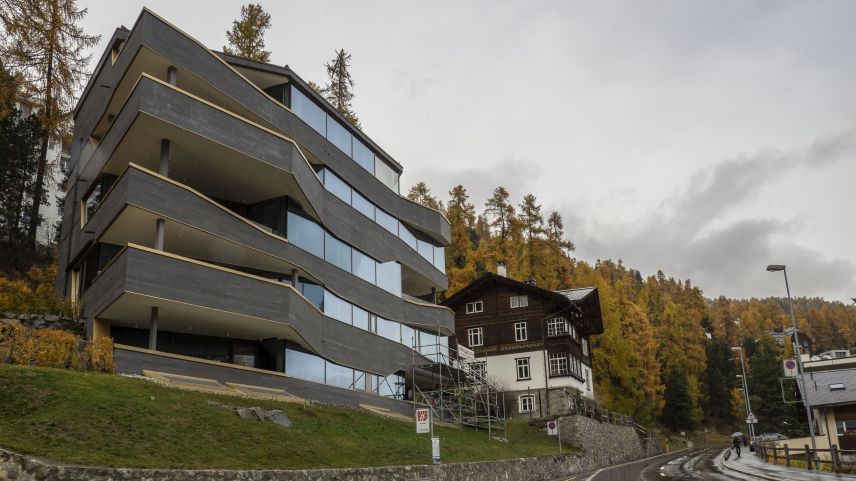 Bauen und Architektur sind kontroverse Themen. Besonders dort, wo alt und neu aufeinandertreffen, wie an der St. Moritzer Via dal Bagn (links), erhitzen sich die Gemüter. Wichtig ist das gemeinsame Gespräch.