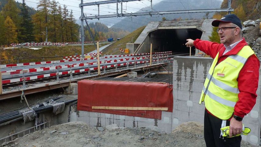 Simon Rohner ha muossà cha la staziun da Sagliains pels veiculs gnarà prolungada fin bod pro’l portal dal tunnel dal Vereina (fotografia: Flurin Andry).