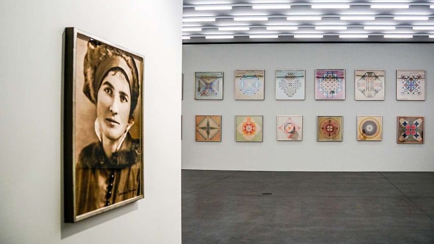 Die Ausstellung «Visionary Drawings» im Muzeum Susch ist bis 24. November verlängert. Links ein Porträt der 1963 verstorbenen Emma Kunz. Foto: Jon Duschletta