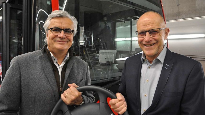 Alois Vinzenz (links) übernimmt von Erwin Rutishauser. Foto: z. Vfg