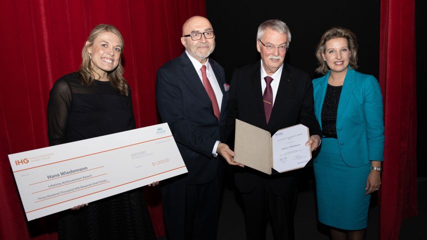 Awardübergabe in Vevey: v.l. Rebecca Harris (IHG), Hans Wiedemann, Thomas Hartleyb (EHL), Valérie De Corte (EHL).  Foto: Anthony Demierre