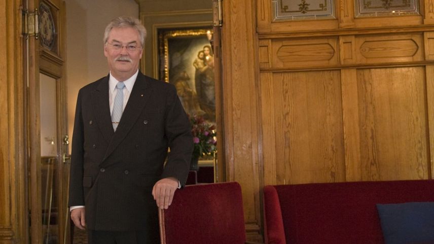 Awardübergabe in Vevey: v.l. Rebecca Harris (IHG), Hans Wiedemann, Thomas Hartleyb (EHL), Valérie De Corte (EHL).  Foto: Anthony Demierre