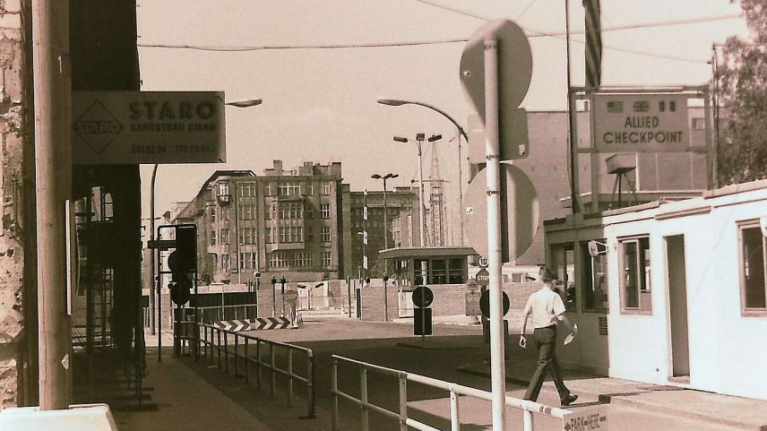 Checkpoint Charlie, West-Berlin 1985. Foto: Jon Duschletta