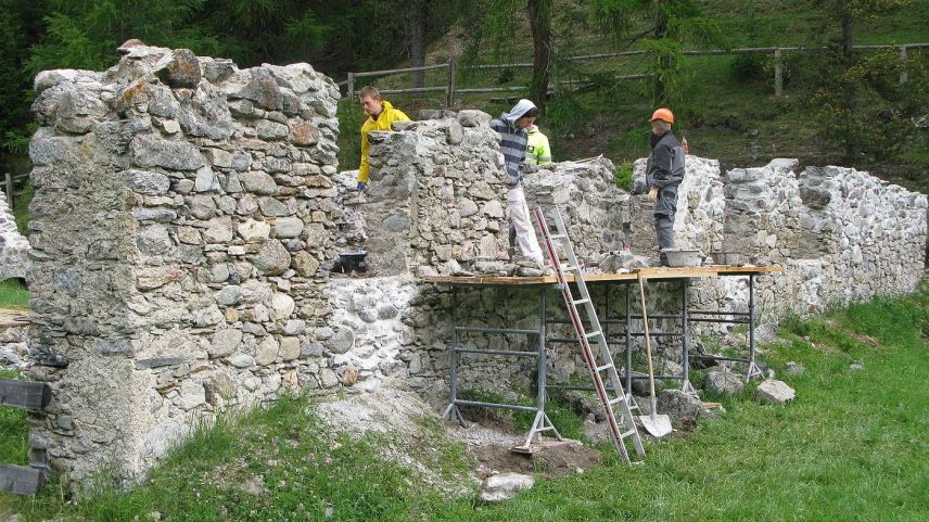 Il museum da la Schmelzra es gnü fabrichà cun gruppas da giarsuns süllas ruinas d’ün abitacul (fotografia: Benedict Stecher).
