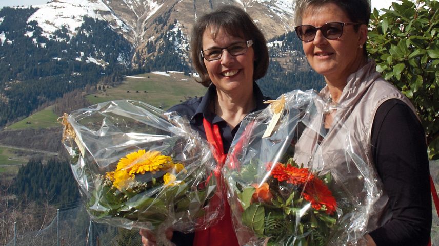 Wilma Heini (links) hat an der DV des Kantonalverbandes der Bündner Samaritervereine ihr Amt als Präsidentin an Barbla Truog (Tschierv) abgegeben (Foto: Susi Klausner).