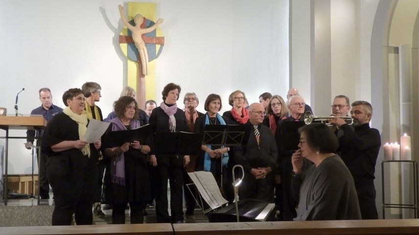 Unter der Leitung von Manuela Zampatti, vorn am Klavier, fand letzten Sonntag in der voll besetzten Karlskirche ein Benefizkonzert statt.