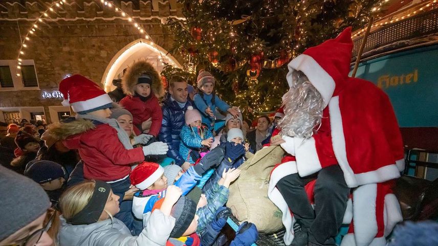 Dicht bedrängt von sehr vielen Kindern leerte der Nikolaus seine reichlich gefüllten Säcke in die von allen Seiten ausgetreckten kleinen Hände in der Masse von Menschen (Foto: Giancarlo Cattaneo/fotoswiss.ch).