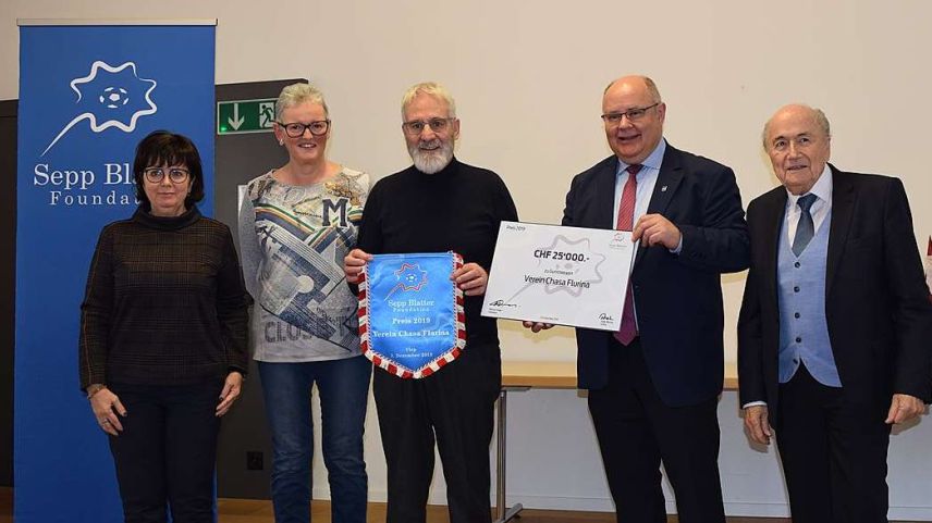 Corinne Blatter Andenmatten, Ruth ed Ueli Hintermann-Hiestand, Niklaus Furger e Sepp Blatter (da schnestra) pro la surdatta dal premi da sustegn da la Sepp Blatter Foundation (fotografia: Thierry Hischier).