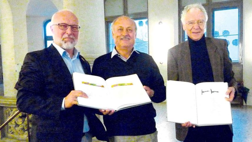 Die Autoren der beiden Bücher (v.l.): Jürg Goll, Erich Tscholl und Hans Neukom. 	Foto: z. Vfg