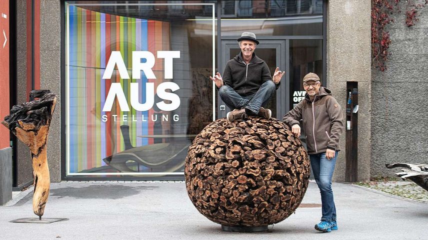 Alexander Curtius und Renè Fritschi (von links) eröffnen am Samstag ihre neue Galerie in Scuol (Foto: Mayk Wendt).