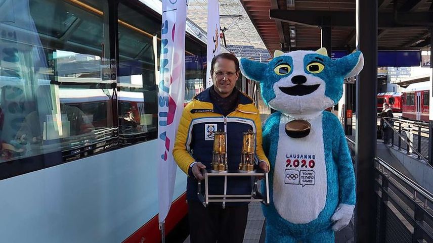 Renato Fasciati, Direktor Rhätische Bahn empfängt das olympische Feuer in Chur. Foto: z. Vfg