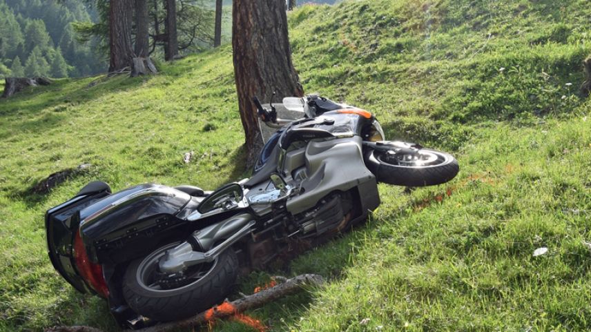 Der Motorradlenker stürzte die Böschung hinunter und kollidierte mit einem Baum. Foto: Kantonspolizei Graubünden