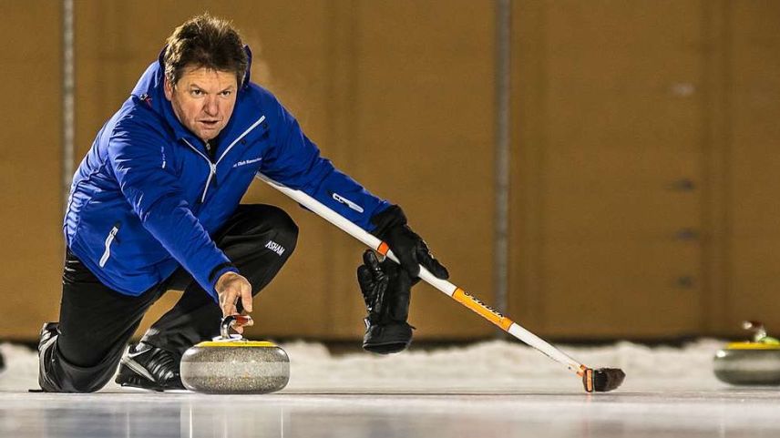 Der Samedner Reto Franziskus spielt seit rund 40 Jahren leidenschaftlich Curling. Foto: Luca Franziskus